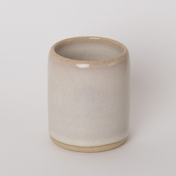 Tasse à expresso en grès émaillé crème, tournée à la main